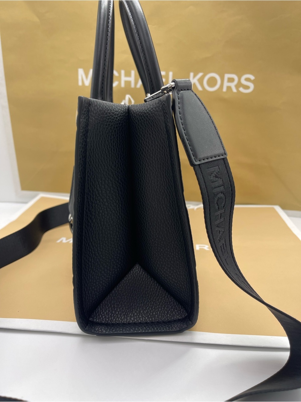 MICHAEL KORS Mirella Md Logo Debossed Satchel Shoulder Tote Crossbody
Black
NWT - Picture 11 of 16